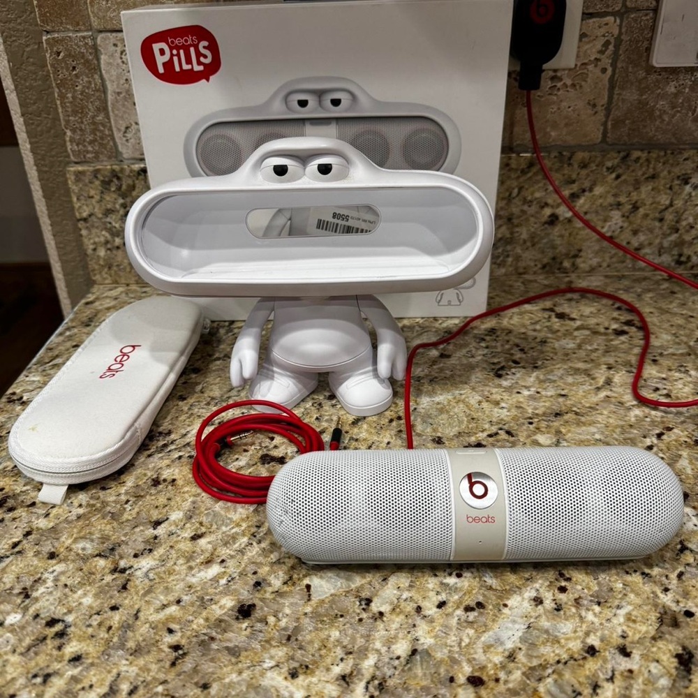 Beats by Dre White and Red Pill Speaker